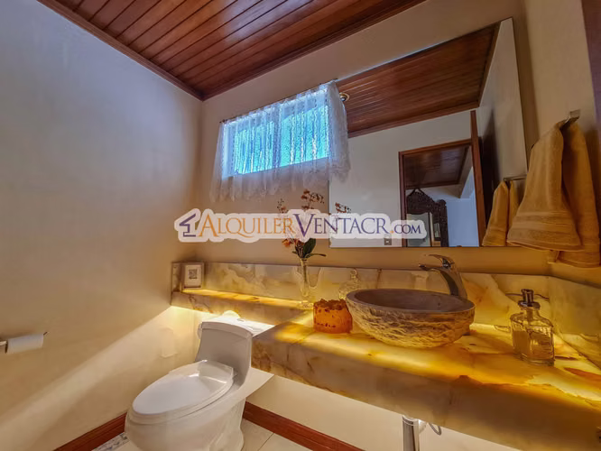 CASA DE UN NIVEL CON USO DE SUELO MIXTO EN SAN RAFAEL ESCAZU / SOBRE CALLE PRINCIPAL - Imagen 6