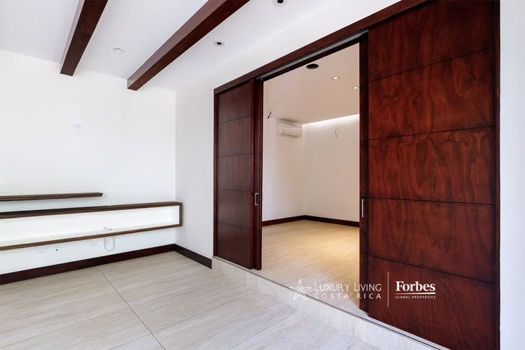 20330 - Casa moderna remodelada de 5 habitaciones con terraza en Escazú - Imagen 9