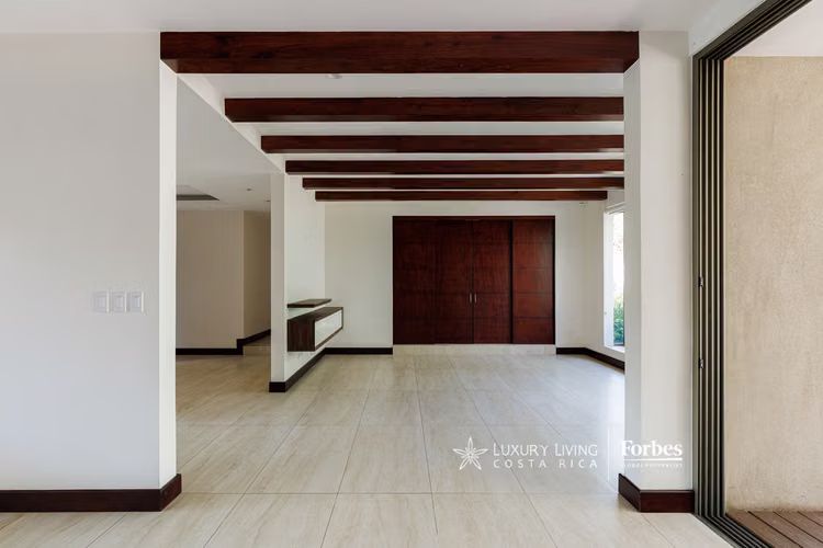 20330 - Casa moderna remodelada de 5 habitaciones con terraza en Escazú - Imagen 6