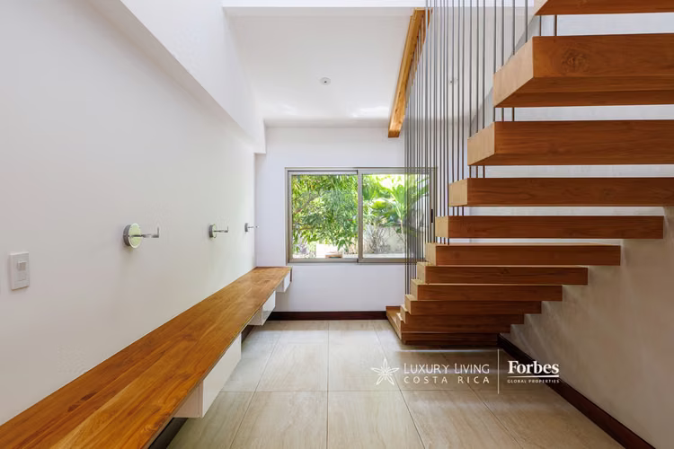 20330 - Casa moderna remodelada de 5 habitaciones con terraza en Escazú - Imagen 17