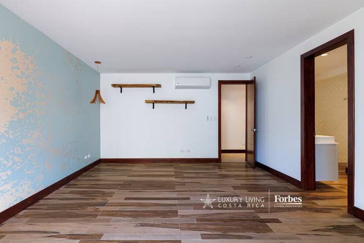 20330 - Casa moderna remodelada de 5 habitaciones con terraza en Escazú - Imagen 13