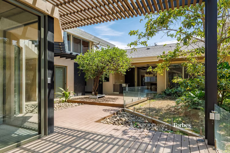 20330 - Casa moderna remodelada de 5 habitaciones con terraza en Escazú - Imagen 2