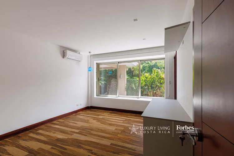 20330 - Casa moderna remodelada de 5 habitaciones con terraza en Escazú - Imagen 10