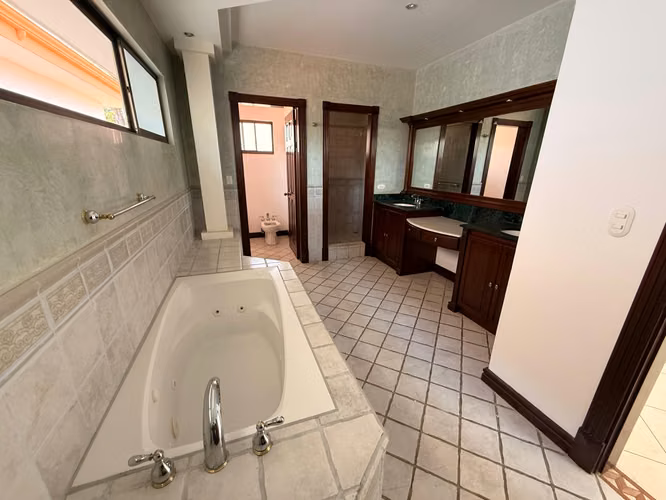 Venta Exclusiva Residencia en Valle del Sol, Santa Ana - Imagen 8