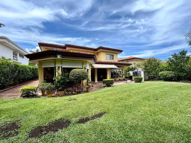 Venta Exclusiva Residencia en Valle del Sol, Santa Ana