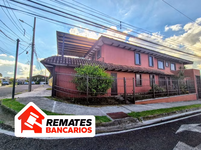 Venta de casa, Bosques de Doña Rosa con piscina propia, Belén, Heredia