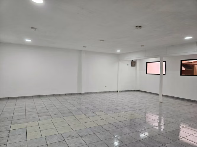 Alquiler oficinas en Barrio Dent / Excelentes instalaciones