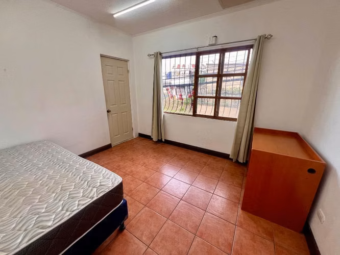 Alquiler de amplia habitación semi amueblada en Dent , San Prdro , Servicios incluidos - Imagen 4
