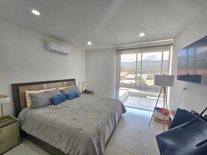 Alquiler Casa Amueblada en Condominio en Pozos, Santa Ana - 2HAB/2.5BA - 160M²