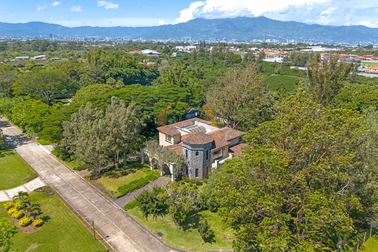 Lujosa Mansión en un Residencial Exclusivo, Santo Domingo de Heredia