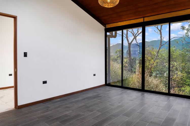 Se vende una quinta con 2 casas y un apartamento en Turrubares, dentro un residencial.