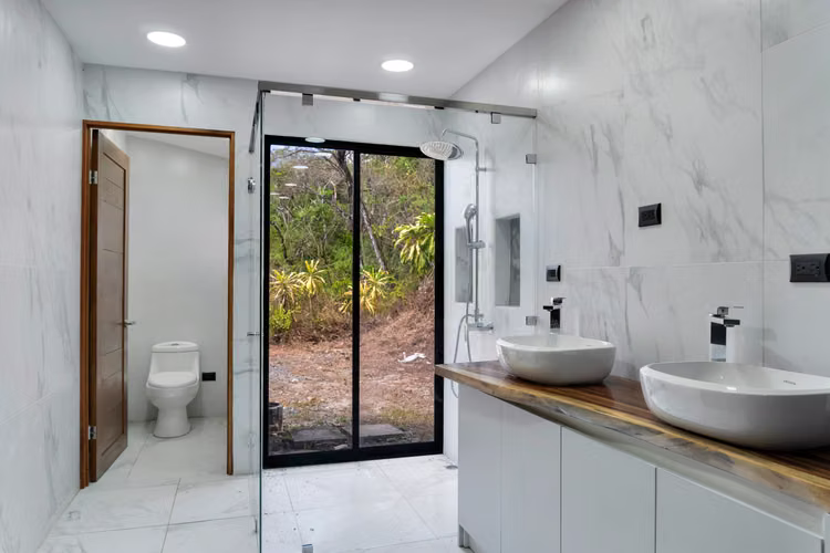 Se vende una quinta con 2 casas y un apartamento en Turrubares, dentro un residencial.
