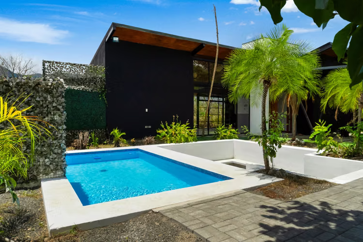 Se vende una quinta con 2 casas y un apartamento en Turrubares, dentro un residencial.