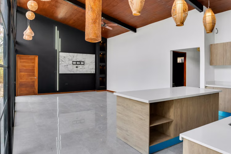 Se vende una quinta con 2 casas y un apartamento en Turrubares, dentro un residencial.