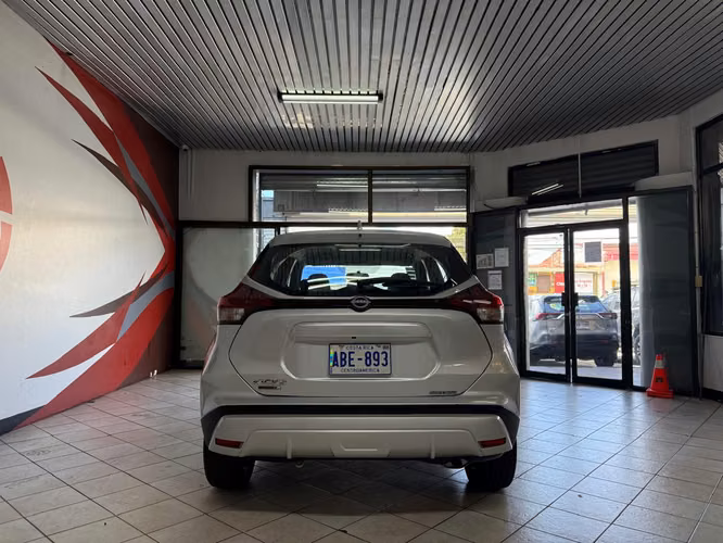 2025 Nissan Kicks Play - Imagen 5