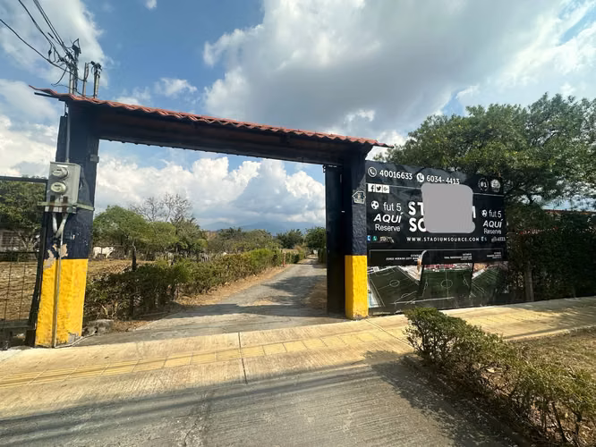 EN VENTA INCREIBLE PROPIEDAD MIXTA CASA Y FUTBOL SALA HEREDIA BELEN