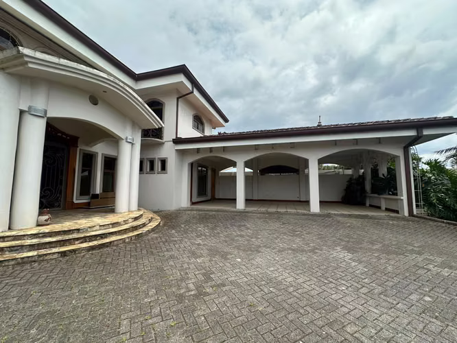  ¡OPORTUNIDAD ÚNICA DE INVERSIÓN! Mansión de Lujo en San Isidro de Heredia