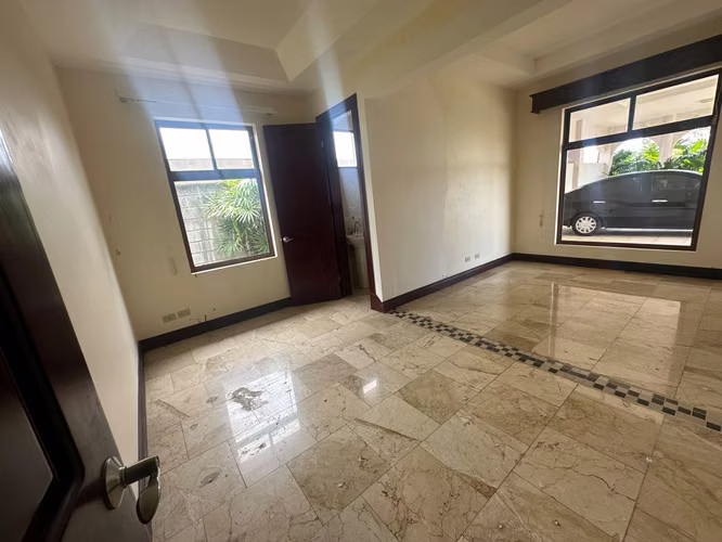  ¡OPORTUNIDAD ÚNICA DE INVERSIÓN! Mansión de Lujo en San Isidro de Heredia
