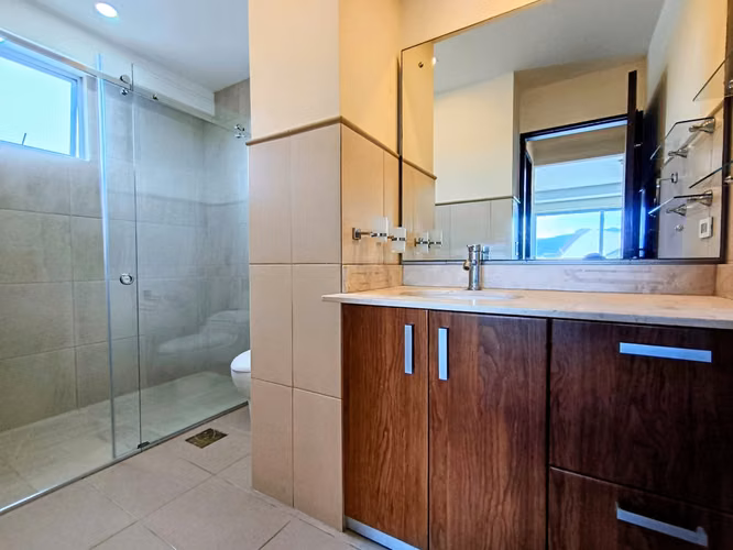 Sabana Sur, hermoso-amplio 193m2, muy fino, 3 hab, 2.5 baños, sala TV, vista espectacular. - Imagen 11