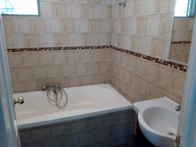 Oportunidad de 2 Lotes Costeros con Casa Cerca de Jacó