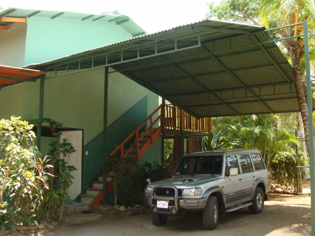 Oportunidad de 2 Lotes Costeros con Casa Cerca de Jacó
