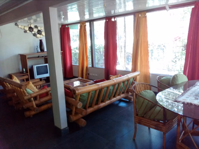 Oportunidad de 2 Lotes Costeros con Casa Cerca de Jacó
