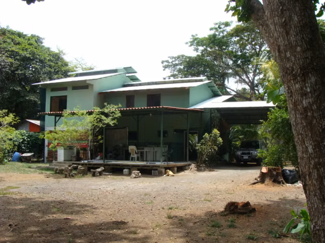 Oportunidad de 2 Lotes Costeros con Casa Cerca de Jacó