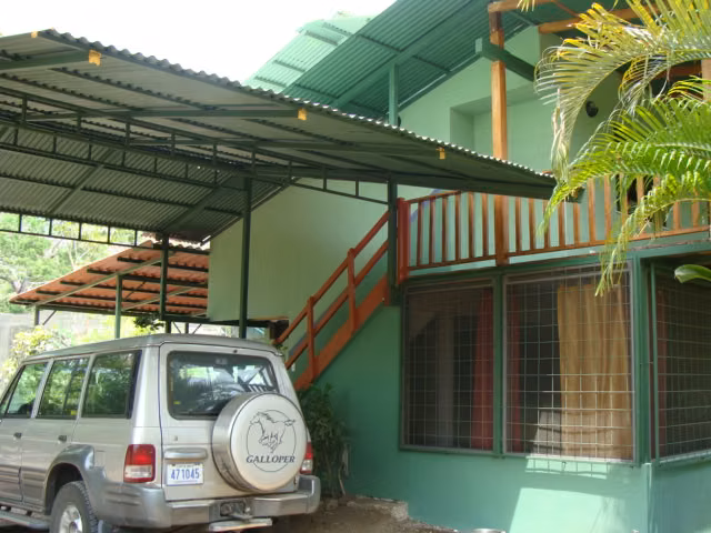 Oportunidad de 2 Lotes Costeros con Casa Cerca de Jacó