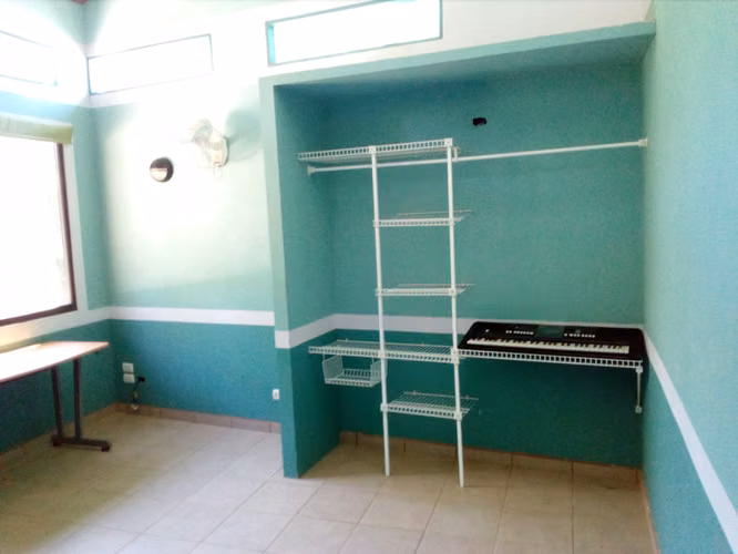 Oportunidad de 2 Lotes Costeros con Casa Cerca de Jacó