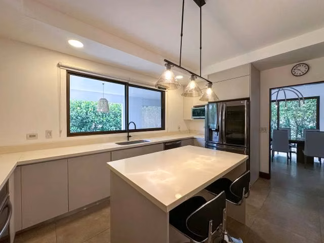 Alquiler o Venta de Casa en  Santa. Ana          (  Amueblada) - Imagen 3