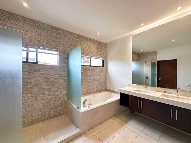 Alquiler o Venta de Casa en  Santa. Ana          (  Amueblada) - Imagen 11