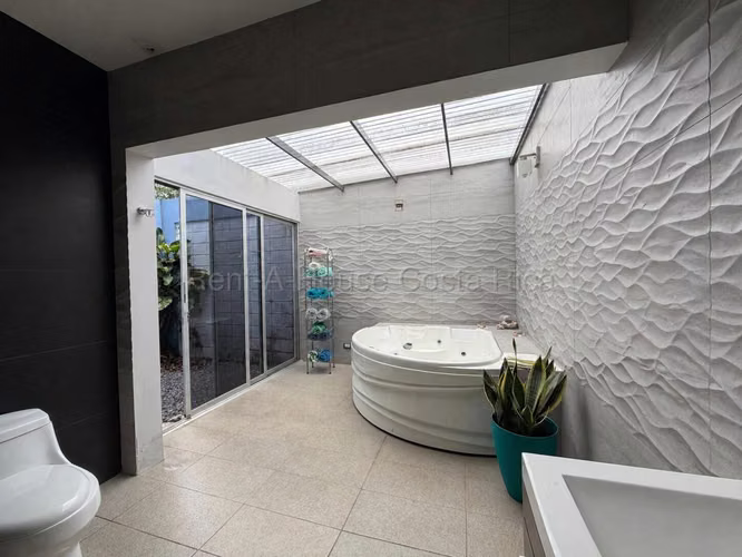 Venta casa amplia de 1 nivel con jardines y vistas #26-1877 GS - Imagen 5