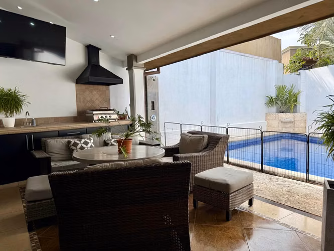 Venta de casa en Santa Ana, San José con piscina privada y estilo único - Imagen 2