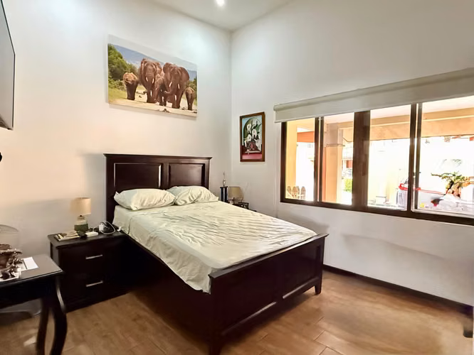 Venta de casa en Santa Ana, San José con piscina privada y estilo único - Imagen 6