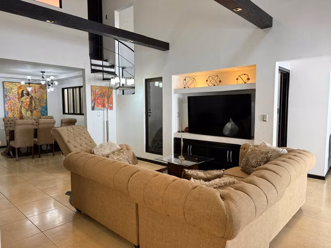 Venta de casa en Santa Ana, San José con piscina privada y estilo único