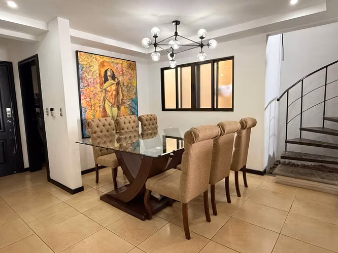 Venta de casa en Santa Ana, San José con piscina privada y estilo único - Imagen 4