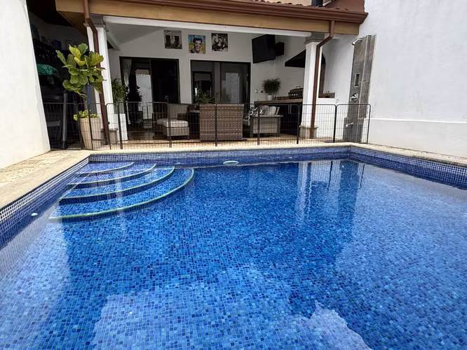 Venta de casa en Santa Ana, San José con piscina privada y estilo único - Imagen 10