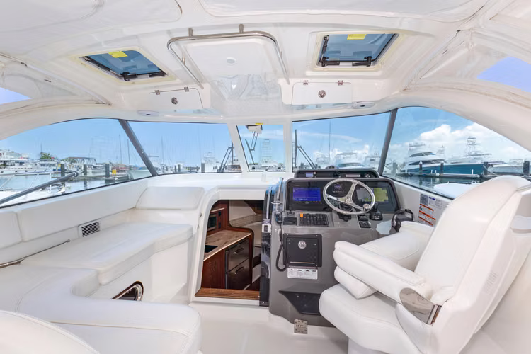39  2021  Pursuit 385 Offshore