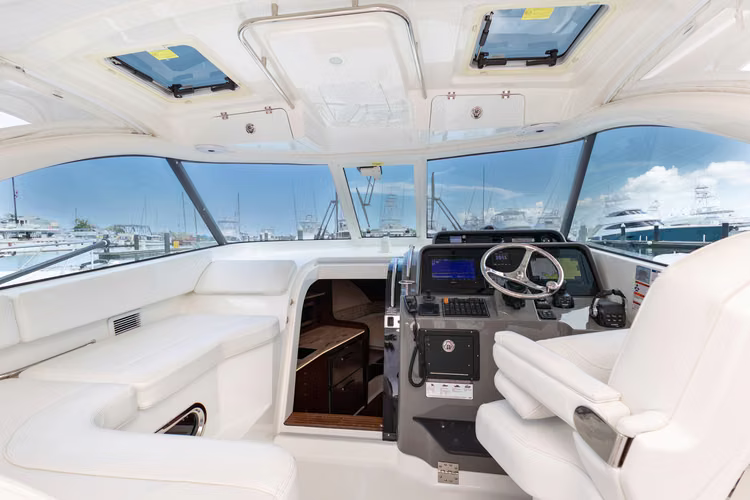 39  2021  Pursuit 385 Offshore