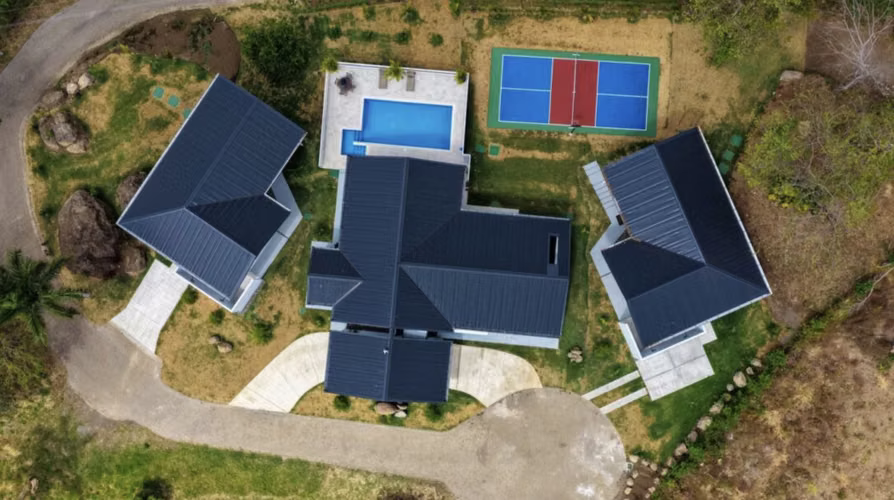 Venta de propiedad con Casa principal + 2 casas de huéspedes nuevas
