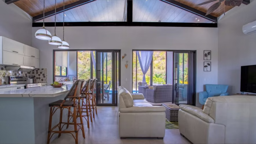 Venta de propiedad con Casa principal + 2 casas de huéspedes nuevas