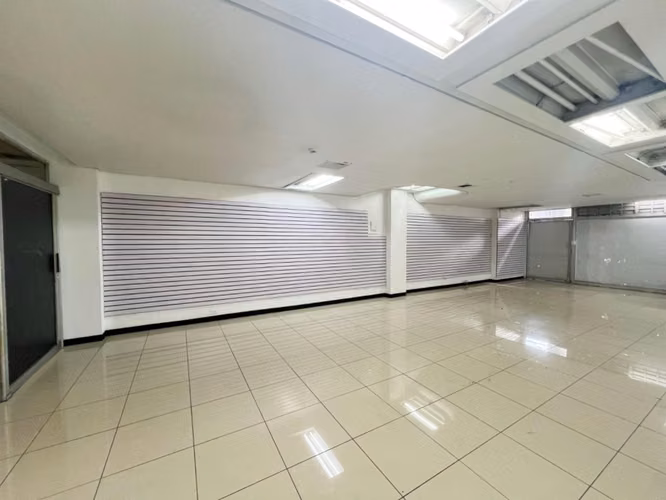 LOCAL COMERCIAL EN ALQUILER POR CENTRO COLÓN - Imagen 18