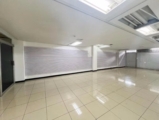 LOCAL COMERCIAL EN ALQUILER POR CENTRO COLÓN - Imagen 3