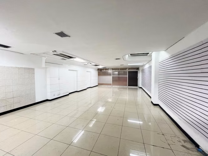 LOCAL COMERCIAL EN ALQUILER POR CENTRO COLÓN - Imagen 20