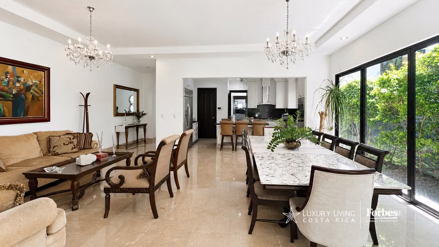 21439 - Casa moderna de un nivel con 4 habitaciones, oficina y jardín
