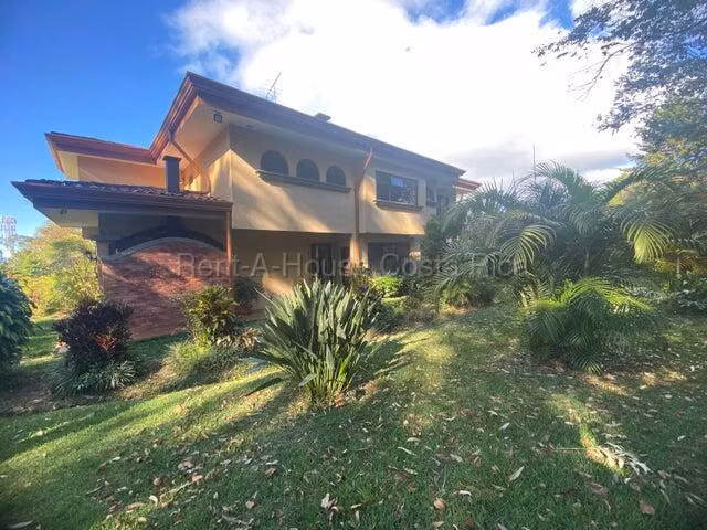 H.A.26-1942 Se Vende Exclusiva Casa Tipo Quinta – Los Ángeles de San Rafael, Heredia