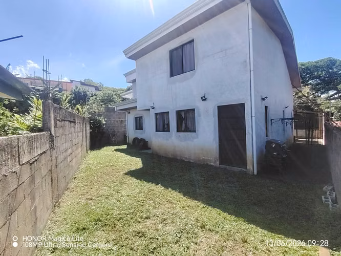 Casa en Venta Santa Bárbara de Heredia 3 Habitaciones 210 m² Amplio Parqueo