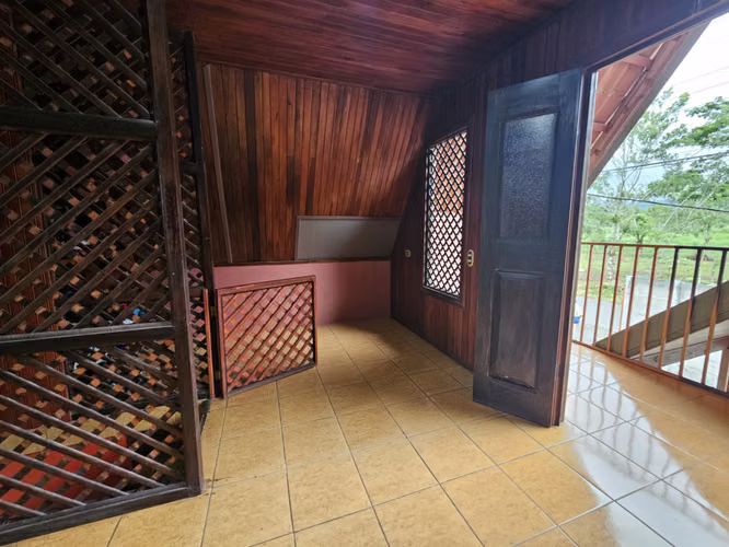 Casa de 2 habitaciones con amplio terreno en Los Ángeles de La Fortuna