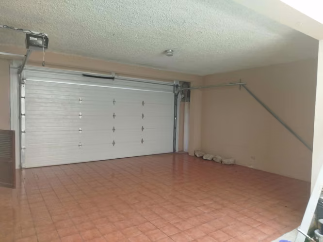 Quiere comprar casa con piscina propia? Esta es su propiedad ubicada en Rhomoser