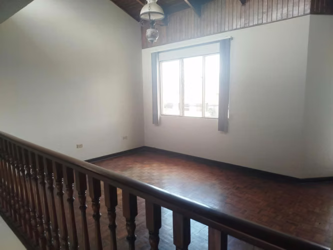 Quiere comprar casa con piscina propia? Esta es su propiedad ubicada en Rhomoser